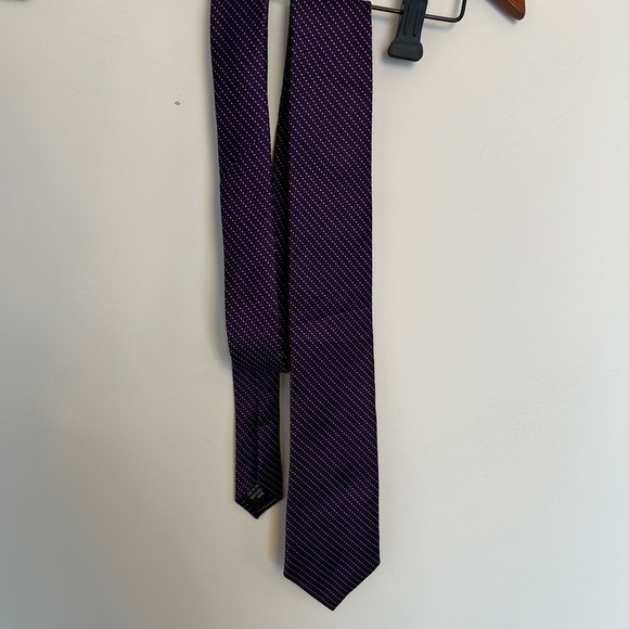 Tommy Hilfiger Plaid Red and Navy 100% silk Tie - Picture 6 of 6